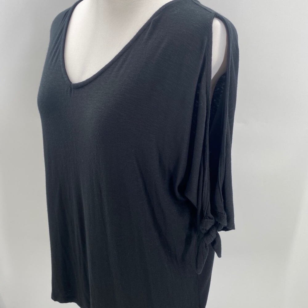 TAHARI - Black Cold Shoulder Blouse
